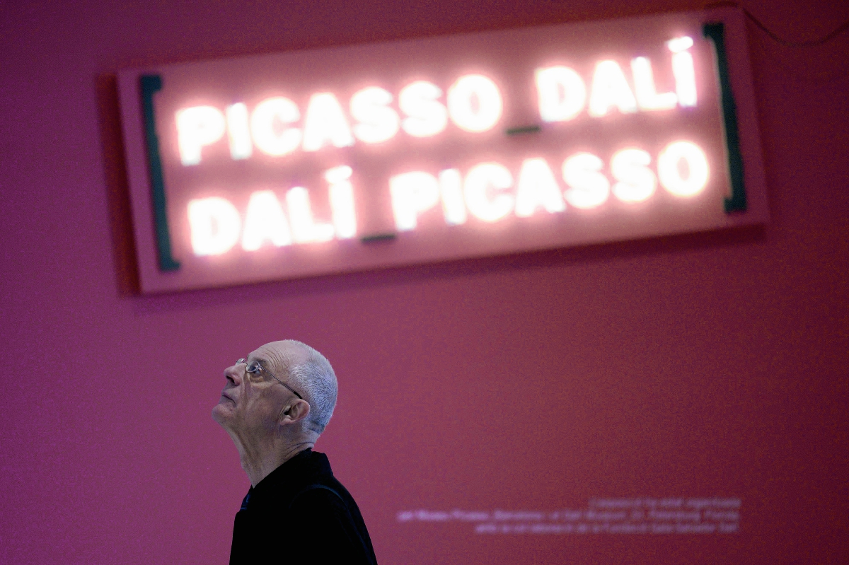 Un hombre mira una pintura de la exposición "Picasso-Dalí / Dalí-Picasso" en el Museo Picasso de Barcelona. (Foto Prensa Libre: Josep Lago/ AFP)