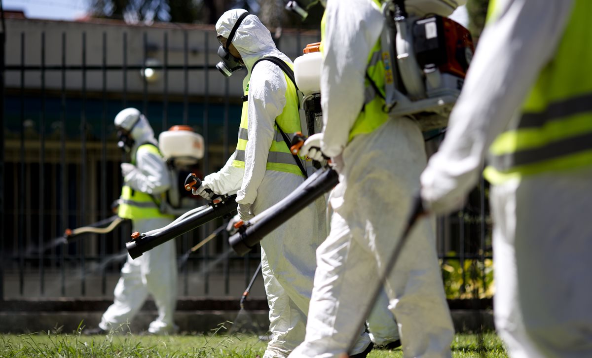 Trabajadores fumigan un área de Buenos Aires, Argentina. (Foto Prensa Libre: AP).