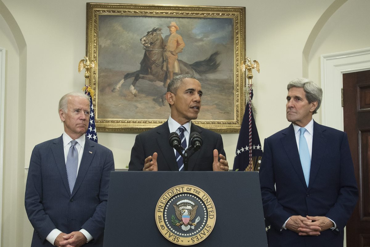 El presidente estadounidense, Barack Obama (centro), junto al vicepresidente Joe Biden (izq), y el secretario de Estado John Kerry, (derecha), durante la conferencia de prensa. (Foto Prensa Libre: EFE).