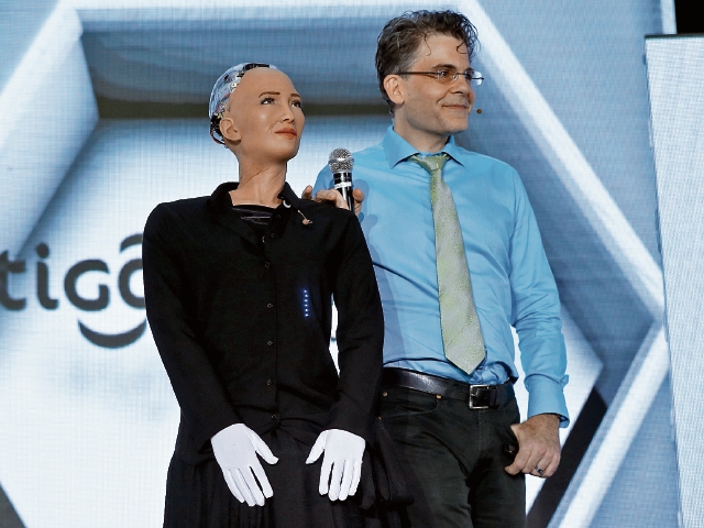 Ayer en la presentación la robot estaba consciente de que se encontraba en el país. A la derecha, su creador, David Hanson. (Foto Prensa Libre: Esbin García)