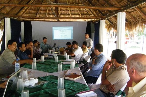Representantes de siete entidades participan en aprobación de licencia para regular rozas, en Morazán, El Progreso. (Foto Prensa Libre: Héctor Contreras)