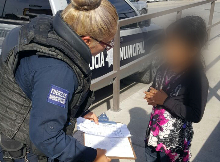 Policías en Ciudad Juárez trasladaron a la niña guatemalteca a un albergue a cargo de Instituto mexicano de migración. (Foto Prensa Libre: Cortesía)
