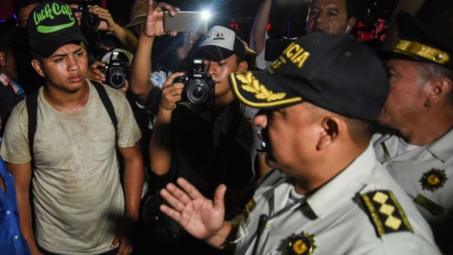 La policía detiene a los migrantes en su camino hacia EE.UU. desde varios países centroamericanos. GETTY IMAGES