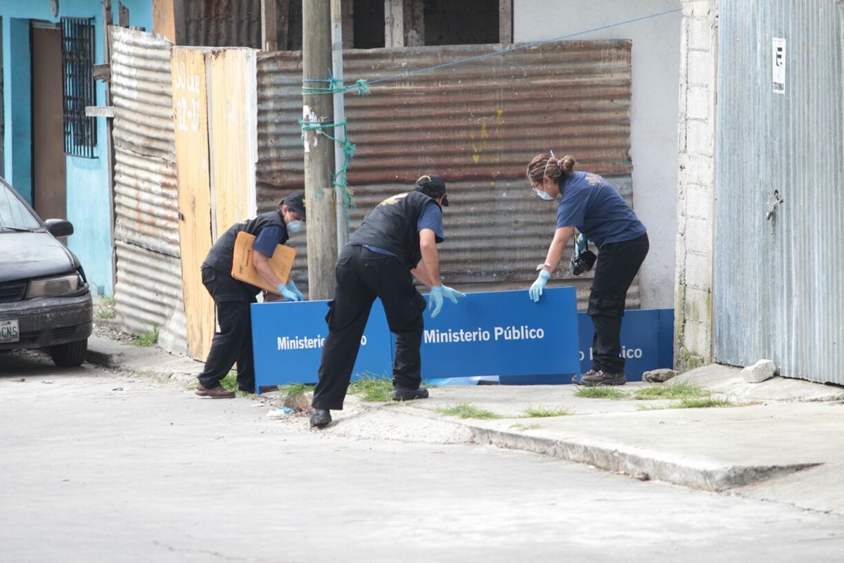 El cuerpo de Vilma Yolanda a Arriaza quedó tendido cerca de su vivienda en la colonia Bethania, zona 7. (Foto Prensa Libre: Érick Ávila)