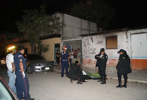 Dos de las tres víctimas mortales quedaron en las afueras del templo evangélico El Calvario, San Miguel Petapa.