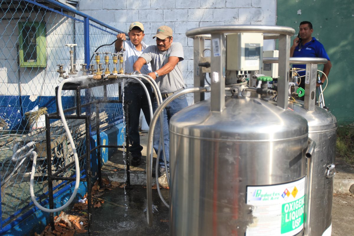 El abastecimiento de oxígeno para hospitales nacionales y del IGSS se atrasó debido a que empresa no cumple requisitos.(Foto Prensa Libre: Hemeroteca PL)