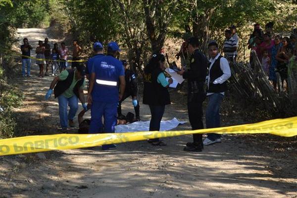 Las autoridades investigan muerte de un hombre en Zacapa. (Foto Prensa Libre: Víctor Gómez) 
