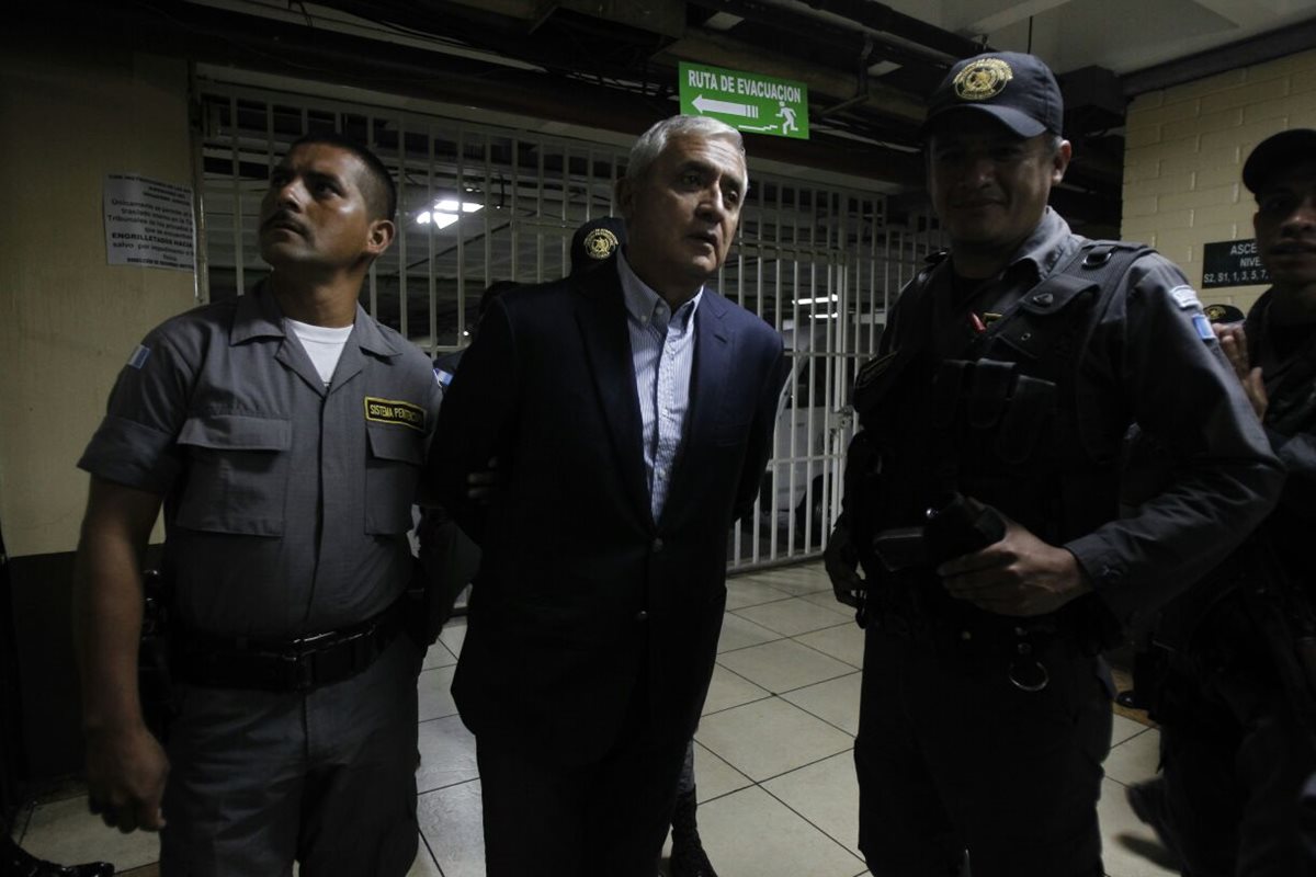 Otto Pérez llega al Juzgado de Mayor Riesgo B. (Foto Prensa Libre: Paulo Raquec)