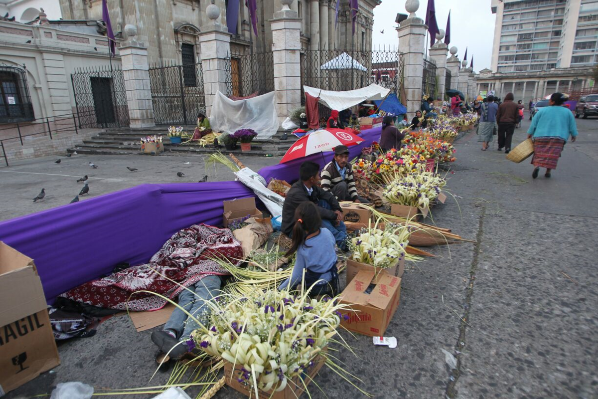 Guatemaltecos en la capital celebran el Domingo de Ramos.
