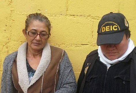 Delia Ávalos es llevada a la Torre de Tribunales por agentes de la Deic. (Foto Prensa Libre: Cortesía PNC)