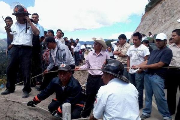 Bomberos coordinan el restate del cadáver del hombre que pereció en el accidente de Nahualá. (Foto Prensa Libre: Ángel Julajuj)