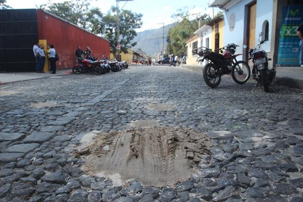 Vecinos señalan deficiencias en la reparación del empedrado de la 5a. calle Poniente, en Antigua Guatemala, Sacatepéquez. (Foto Prensa Libre: Miguel López)