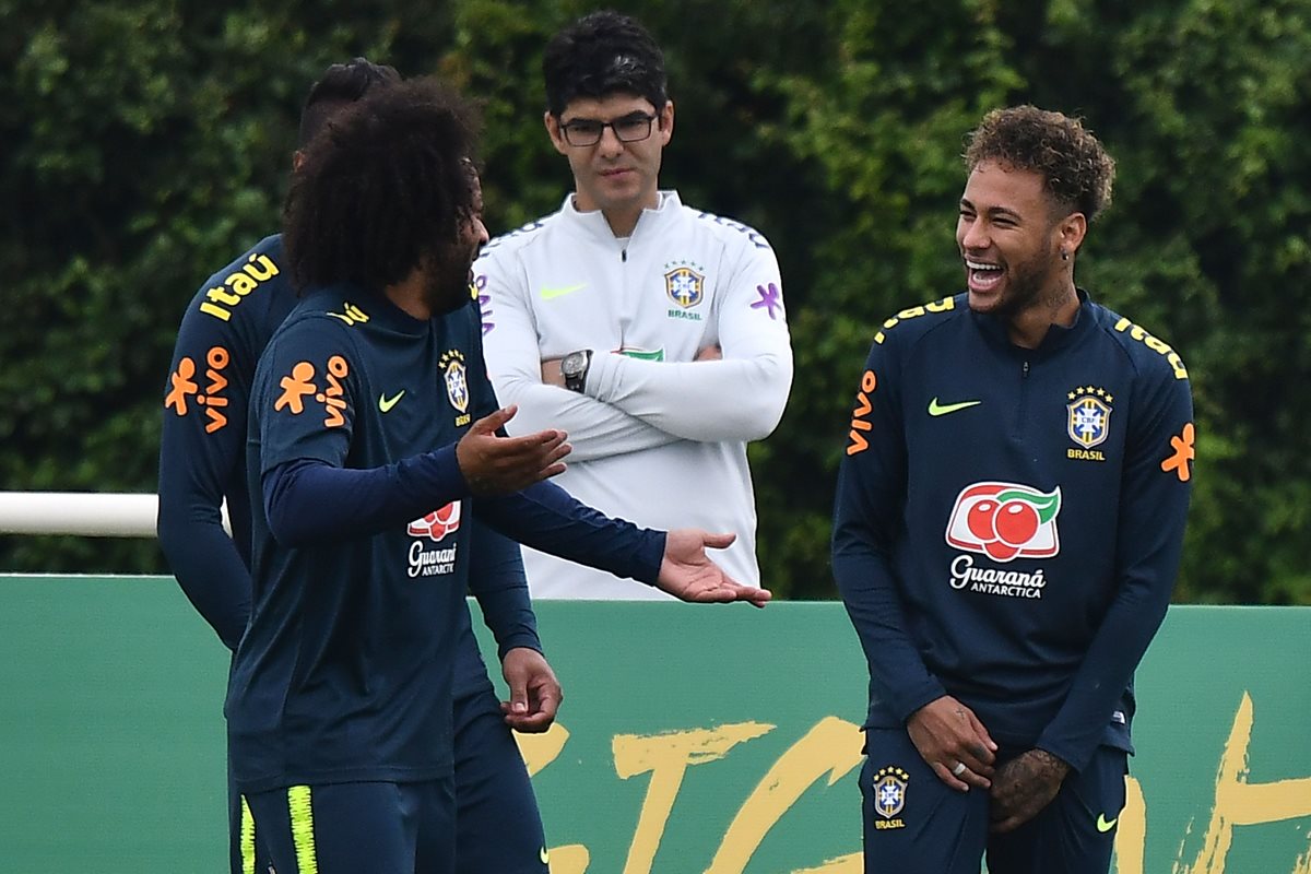 Marcelo y Neymar conversan luego de la llegada del jugador que jugó la final de la Champions League. (Foto Prensa Libre: AFP)