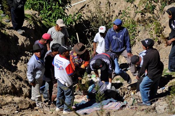 Pobladores de Santa Catarina Ixtahuacán, Sololá localizaron el cadáver de un hombre en el fondo de un barranco. (Foto Prensa Libre: Edgar Domínguez)<br _mce_bogus="1"/>