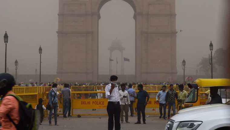 Un policía de tránsito indio se cubre la cara mientras está de servicio durante una tormenta de polvo en Nueva Delhi.(Foto Prensa Libre:AFP).