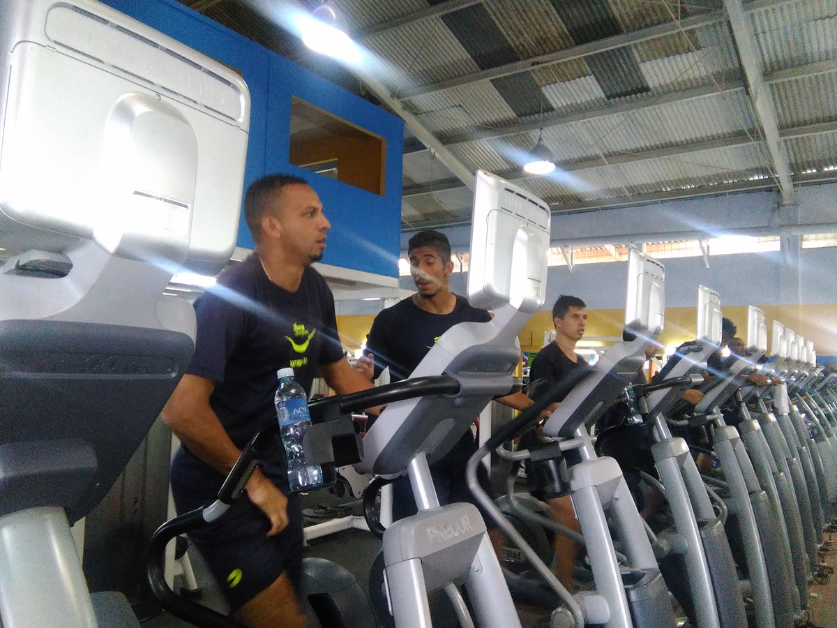 Los jugadores de Antigua GFC hicieron trabajo de recuperación en un gimnasio de la ciudad colonial este lunes. (Foto Prensa Libre: Carlos Vicente).