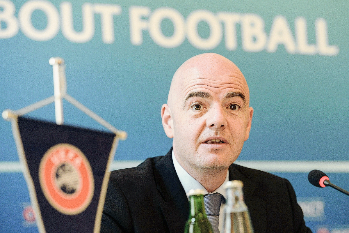 El secretario general de la UEFA, Gianni Infantino, comparece en rueda de prensa tras la reunión del Comité Ejecutivo de la UEFA en Praga. (Foto Prensa Libre: EFE)