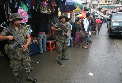 Soldados patrullan calles de Cobán, Alta Verapaz, en el marco del  estado de Sitio impuesto por Álvaro Colom.