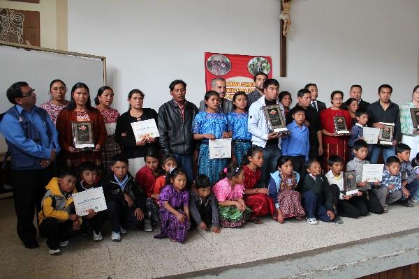 Estudiantes y maestros de las escuelas ganadoras muestran los reconocimientos que recibieron, en Totonicapán.