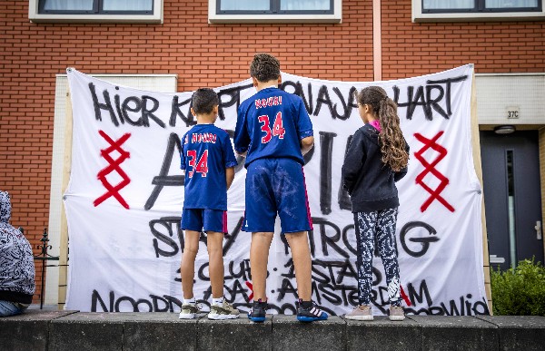 La afición está consternada por la situación del centrocampista holandés del Ajax de Amsterdam, Abdelhak Nouri. (Foto Prensa Libre: AFP)