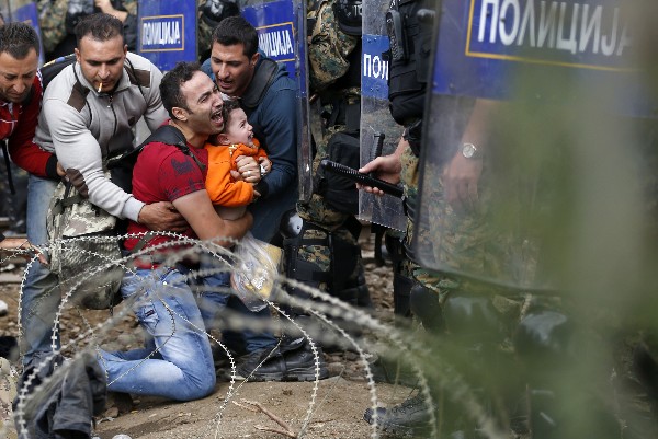 <em>Policías detienen a un inmigrante en Idomeni, el norte de Grecia.</em> (Foto Prensa Libre: AP)
