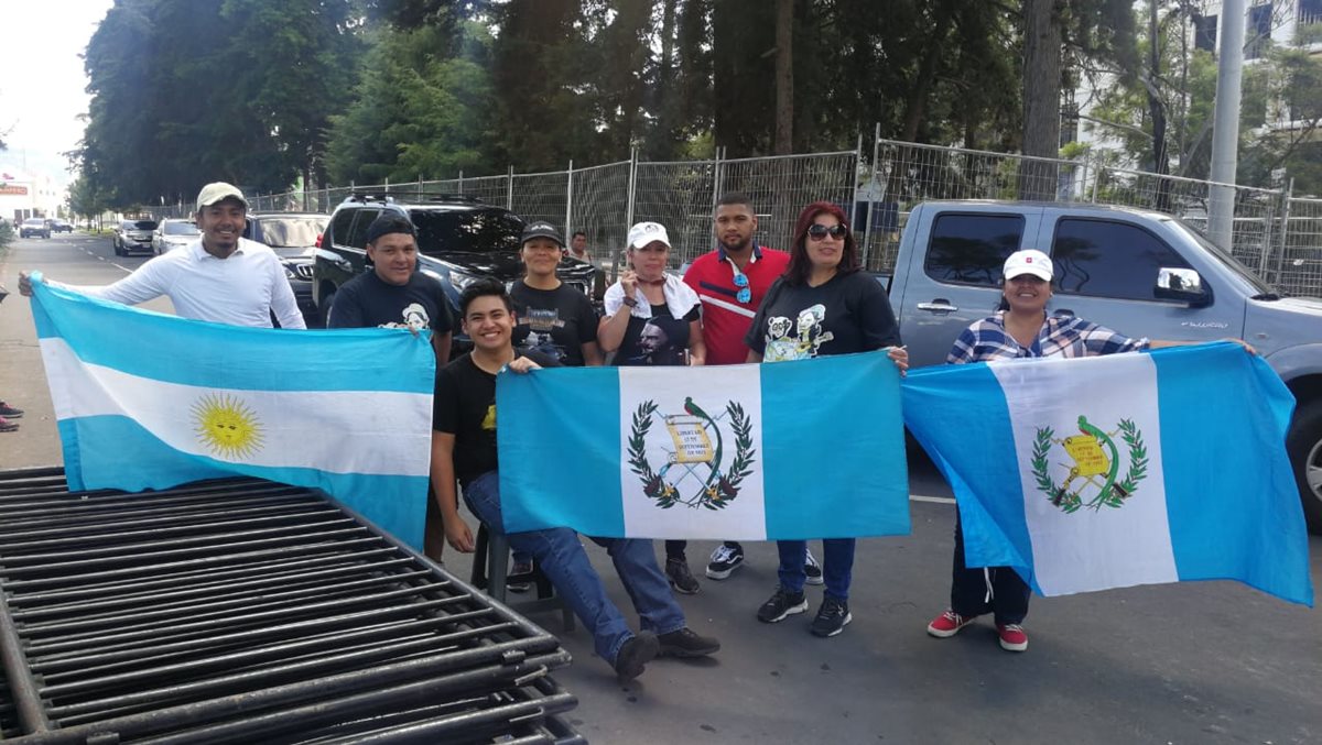 Admiradores de Ricardo Arjona de diferentes países han viajado a Guatemala para asistir al concierto de cierre de la gira Circo Soledad. (Foto Prensa Libre: Érick Ávila)