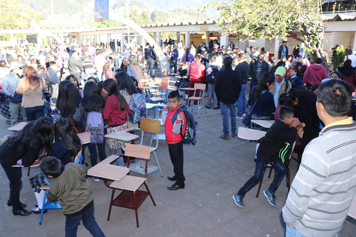 En San Marcos, estudiantes de la Escuela Nacional Experimental de San Pedro Sacatepéquez tuvieron que comprar sus pupitres. (Foto Prensa Libre: Whitmer Barrera)