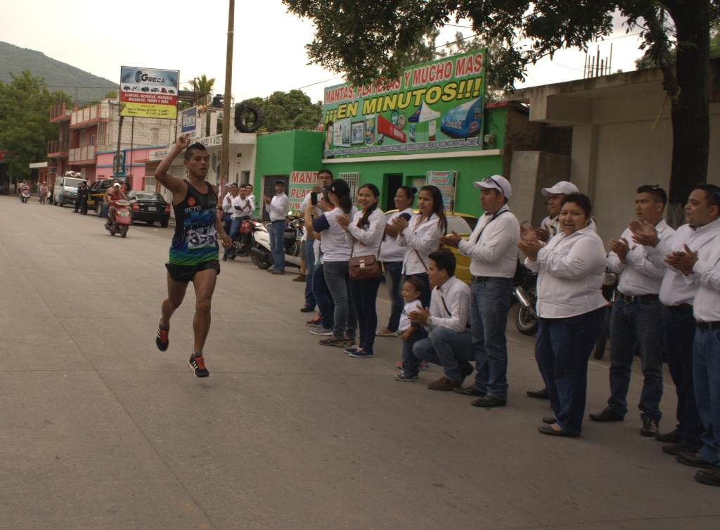Uno de los competidores es aplaudido por el público, en Guastatoya, El Progreso. (Foto Prensa Libre: Héctor Contreras).
