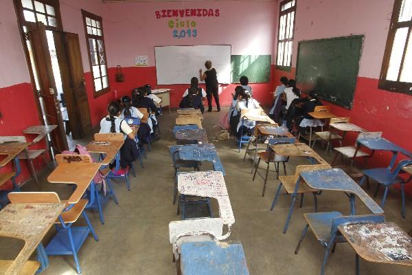 Menos de 15 estudiantes reciben clases en la Escuela de Aplicación de Belén, en la zona 1, y  más de la mitad de escritorios permanecen vacíos.