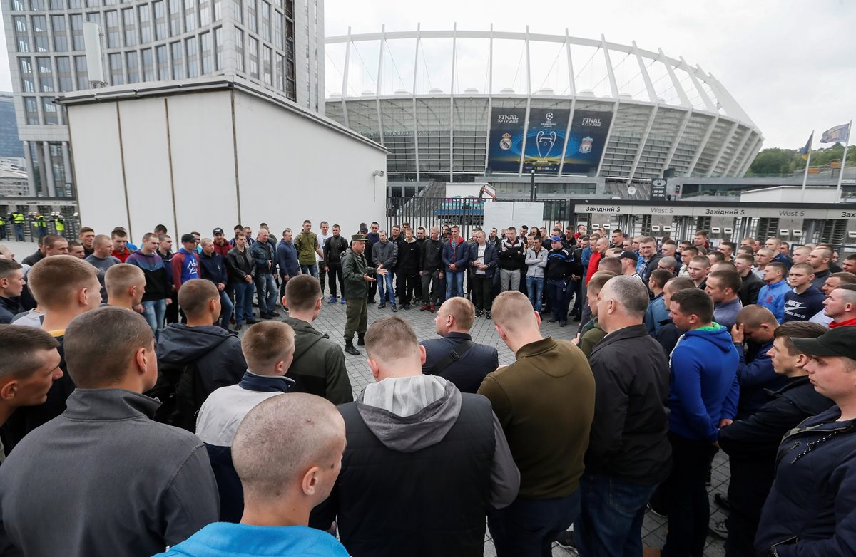 Un oficial da instrucciones a un grupo de guardias de seguridad en el estadio NSC Olimpiyskiy, donde se celebrará la final de la Liga de Campeones de la Uefa. (Foto Prensa Libre: EFE)