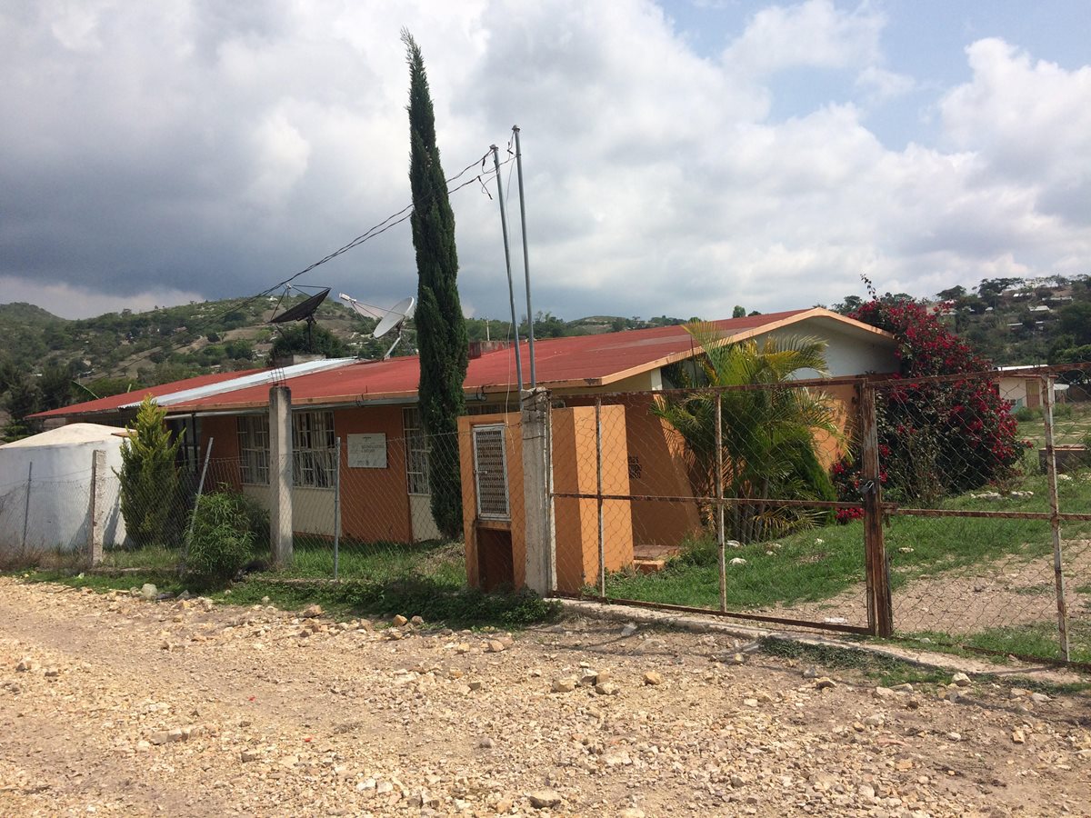 Chilapa, en el sureño estado de Guerrero, mantiene sus escuelas cerradas por amenazas, mientras maestros y alumnos buscan volver a la normalidad en medio del temor a represalias. (Foto Prensa Libre: EFE)