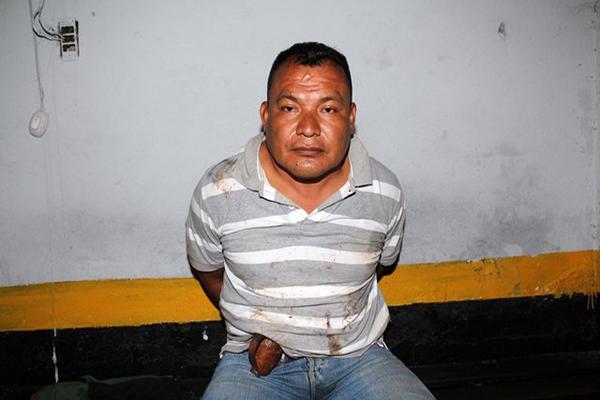 Domingo  Martínez Pechs, luego de ser llevado a la PNC de Retalhuleu. (Foto Prensa Libre: Rolando Miranda)