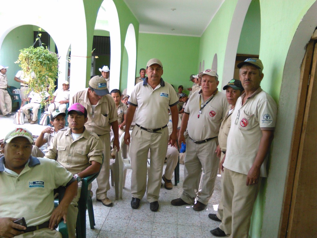 Grupo de trabajadores de vectores que está inconforme por la falta de pago de viáticos, en Chiquimula. (Foto Prensa Libre: Edwin Paxtor)