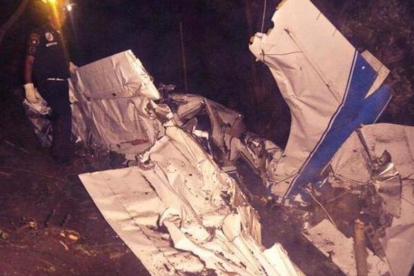 Bomberos emplearon equipo especial para rescatar los cuerpos. (Foto Prensa Libre: Bomberos Municipales Departamentales)<br _mce_bogus="1"/>