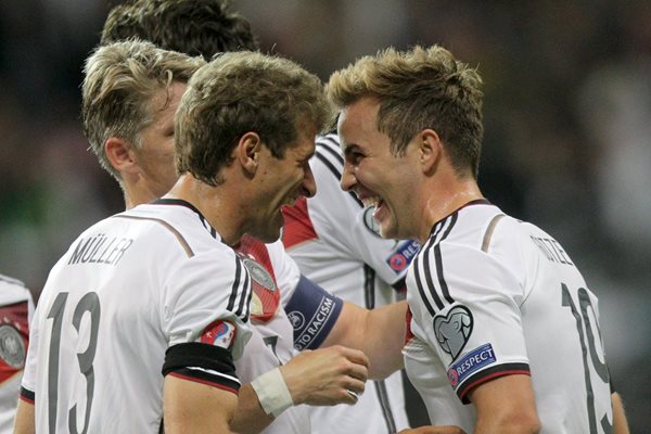 Mario Götze -d- celebra con Thomas Müller en la victoria de Alemania ante Polonia (Foto Prensa Libre: EFE)