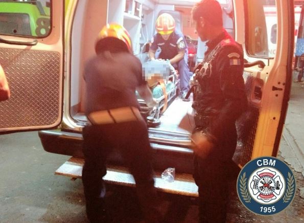 Mujer herida en zona 6 de Chinautla es ingresada al Hospital General. Foto Prensa Libre: Bomberos Municipales.