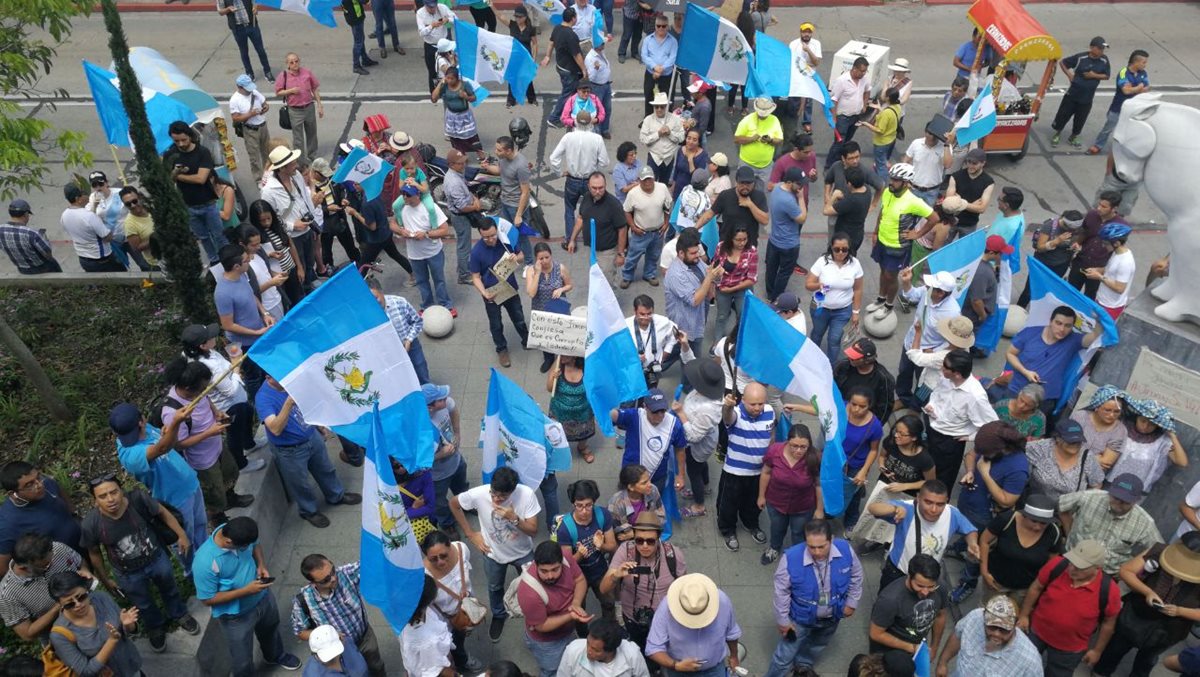 Las banderas de Guatemala se pueden apreciar en las afueras de la CC durante la manifestación.