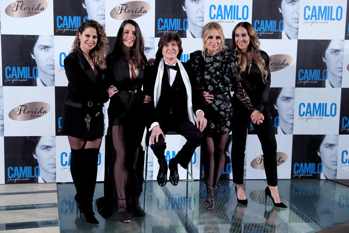 El cantante Camilo Sesto acompañado por Pastora Soler, Ruth Lorenzo, Marta Sánchez y Mónica Naranjo, durante la presentación de su nuevo álbum 'Camilo Sinfónico' en 2018. (Foto Prensa Libre: EFE)