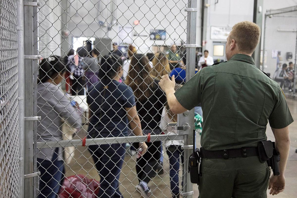 Autoridades migratorias de EE. UU. han separado a las familias de indocumentados que intentaron cruzar la frontera sur. (Foto Prensa Libre: EFE)