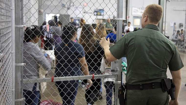 Autoridades migratorias de EE. UU. han separado a las familias de indocumentados que intentaron cruzar la frontera sur. (Foto Prensa Libre: EFE)