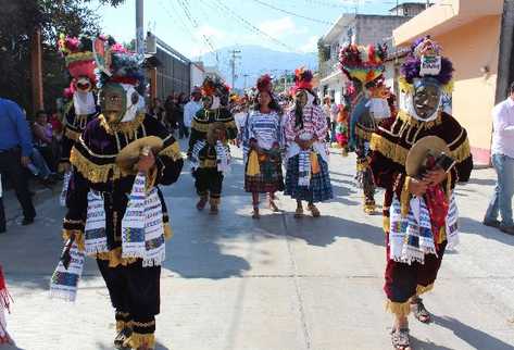 Danzantes recorren una de las calles de   Rabinal, Baja Verapaz.