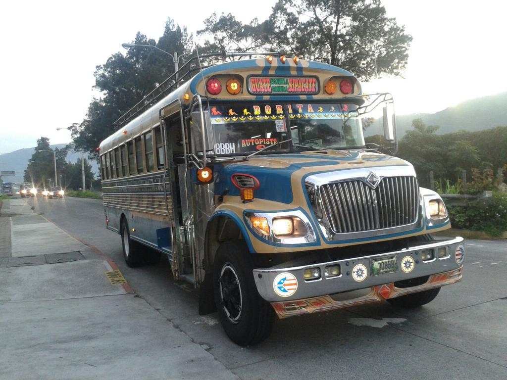 Autobús en el que se perpetró un ataque armado y murió un ayudante, en la autopista Palín - Escuintla. (Foto Prensa Libre: Bomberos Voluntarios)