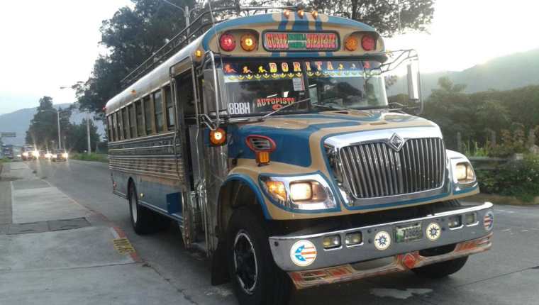 Autobús en el que se perpetró un ataque armado y murió un ayudante, en la autopista Palín - Escuintla. (Foto Prensa Libre: Bomberos Voluntarios)