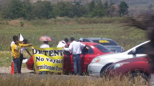 Un grupo de jóvenes salió a la carretera al Pacífico para orar por los automovilistas y veraneantes. (Foto Prensa Libre: @PampichiNews)