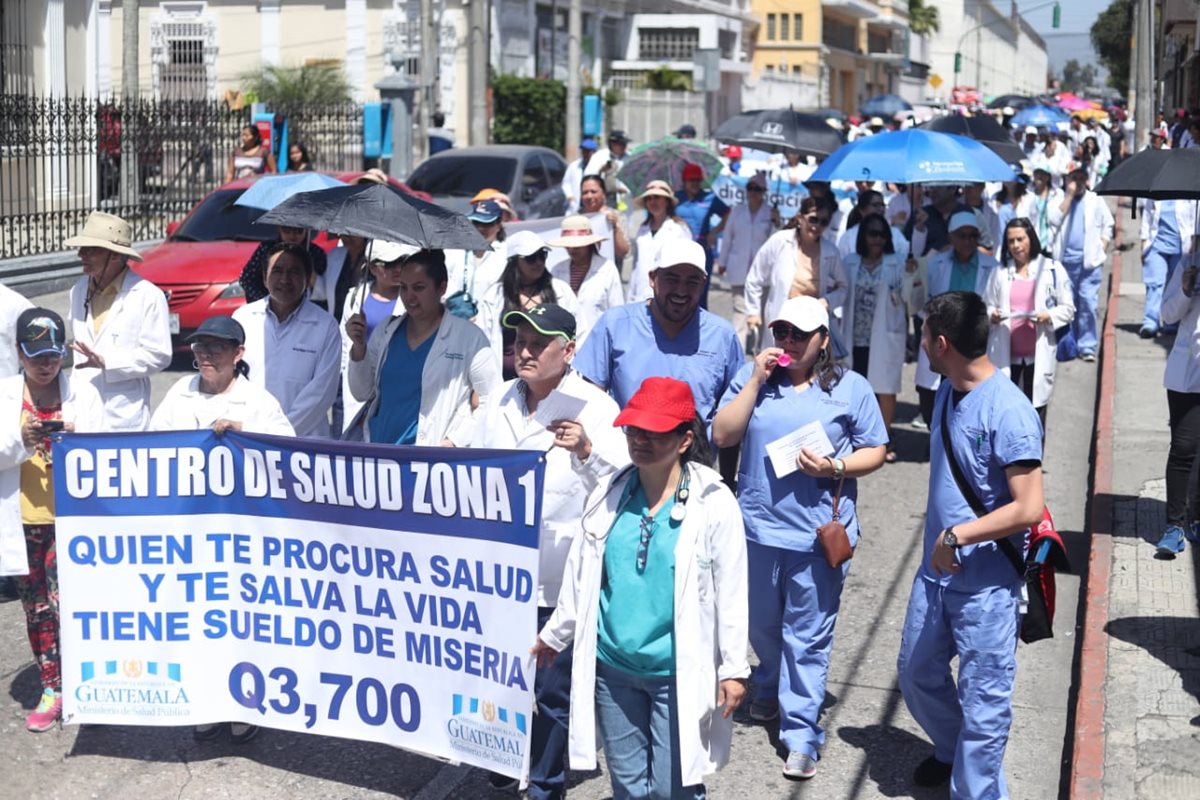 Médicos caminan del Paraninfo a la Casa Presidencial en demanda de mejores sueldos. (Foto Prensa Libre: Esbin García)
