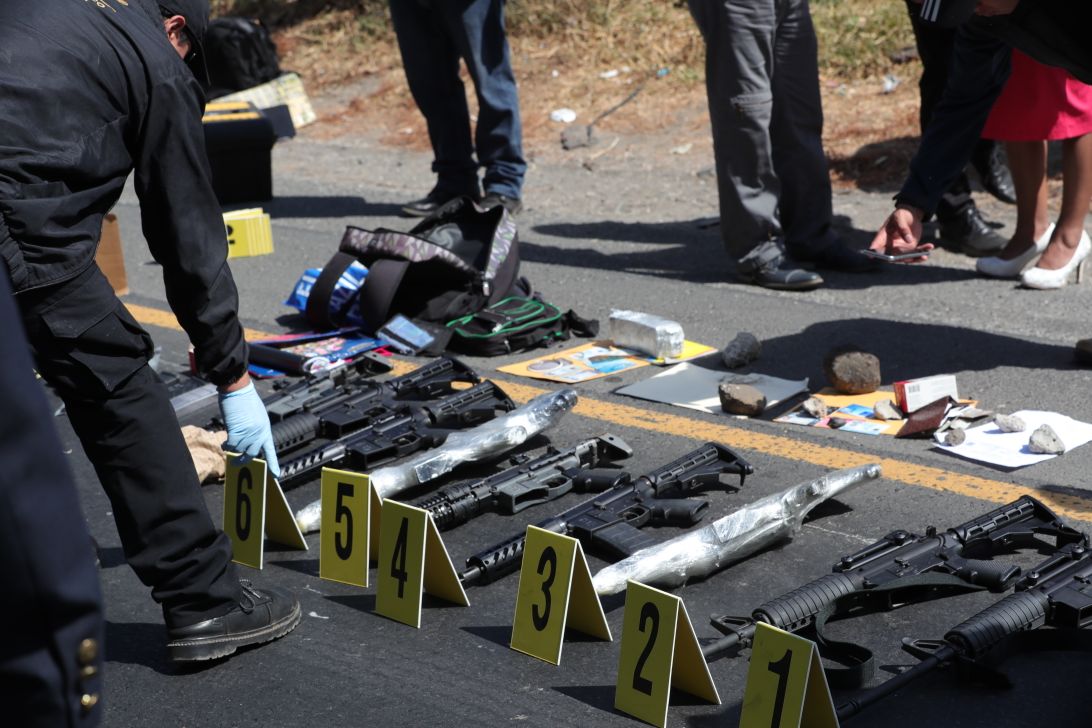 Encuentran fusiles y dinero escondido dentro de un vehículo. (Foto Prensa Libre: Estuardo Paredes)