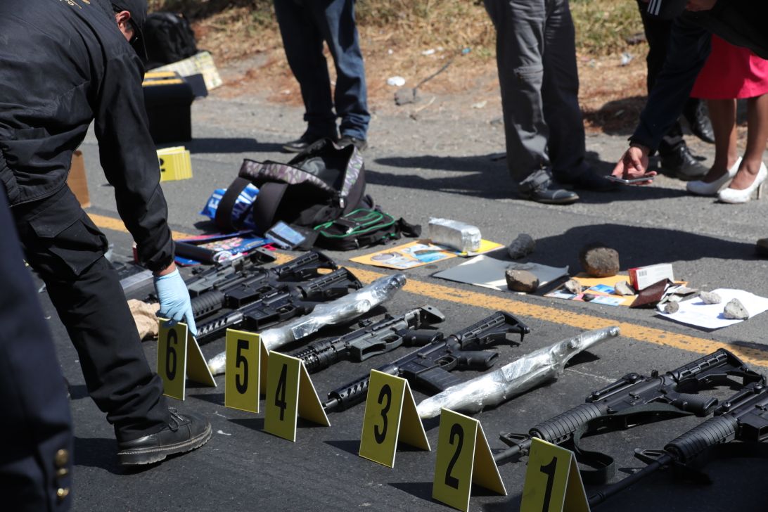 Encuentran fusiles y dinero escondido dentro de un vehículo. (Foto Prensa Libre: Estuardo Paredes)