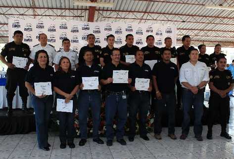 Participantes del curso muestran sus  diplomas.