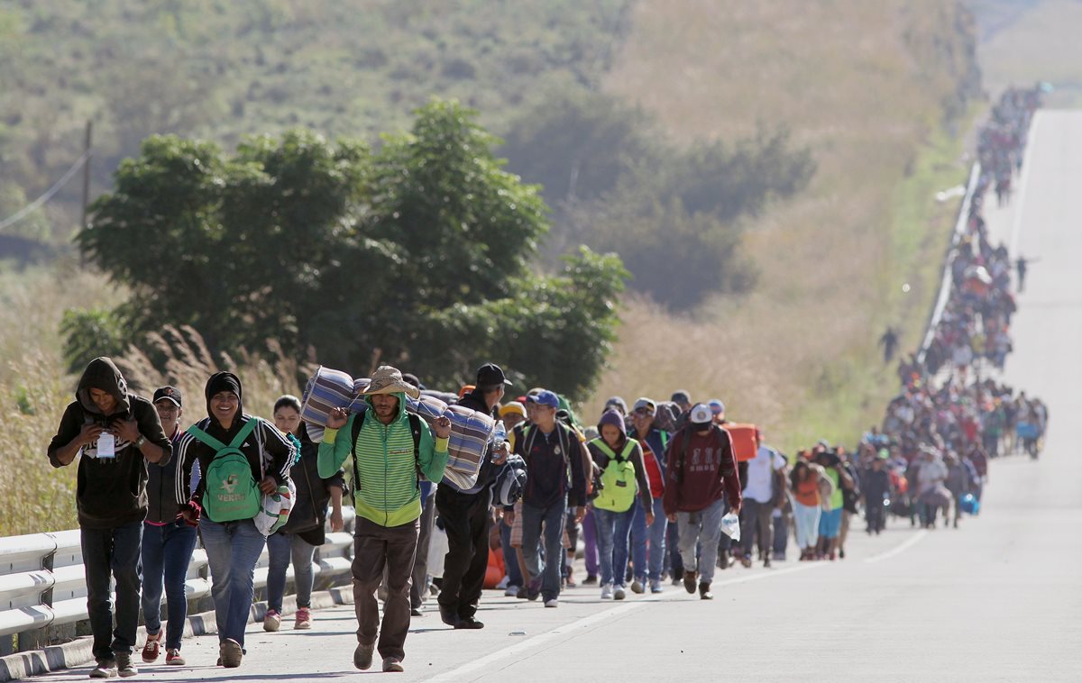 Los migrantes de los países centroamericanos se desplazan hacia Estados Unidos con la esperanza de una vida mejor, caminan por la carretera entre Zapopan y Tequila en el estado mexicano de Jalisco. (Foto Prensa Libre: AFP)