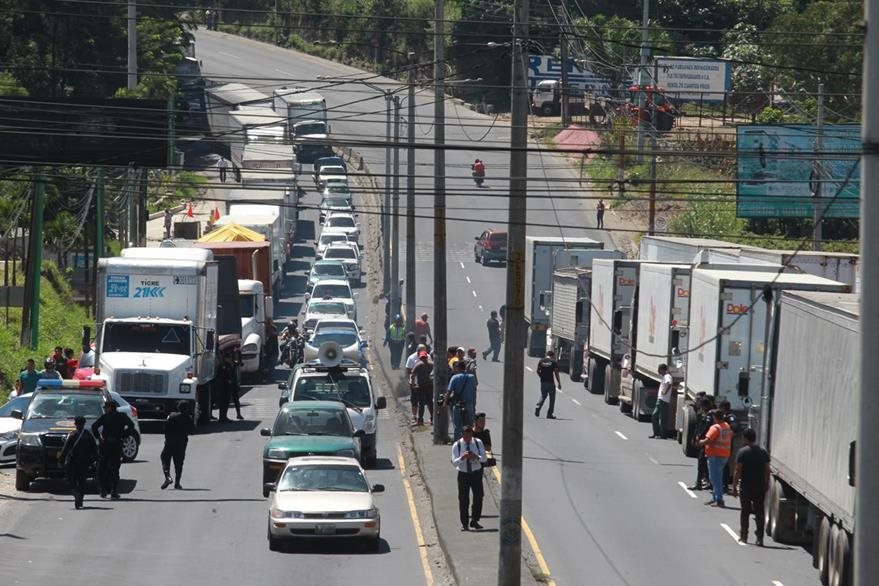 En noviembre del año pasado los transportistas concluyeron una huelga contra los cambios en el horario de circulación que la comuna capitalina había modificado. (Foto Prensa Libre: Hemeroteca PL)